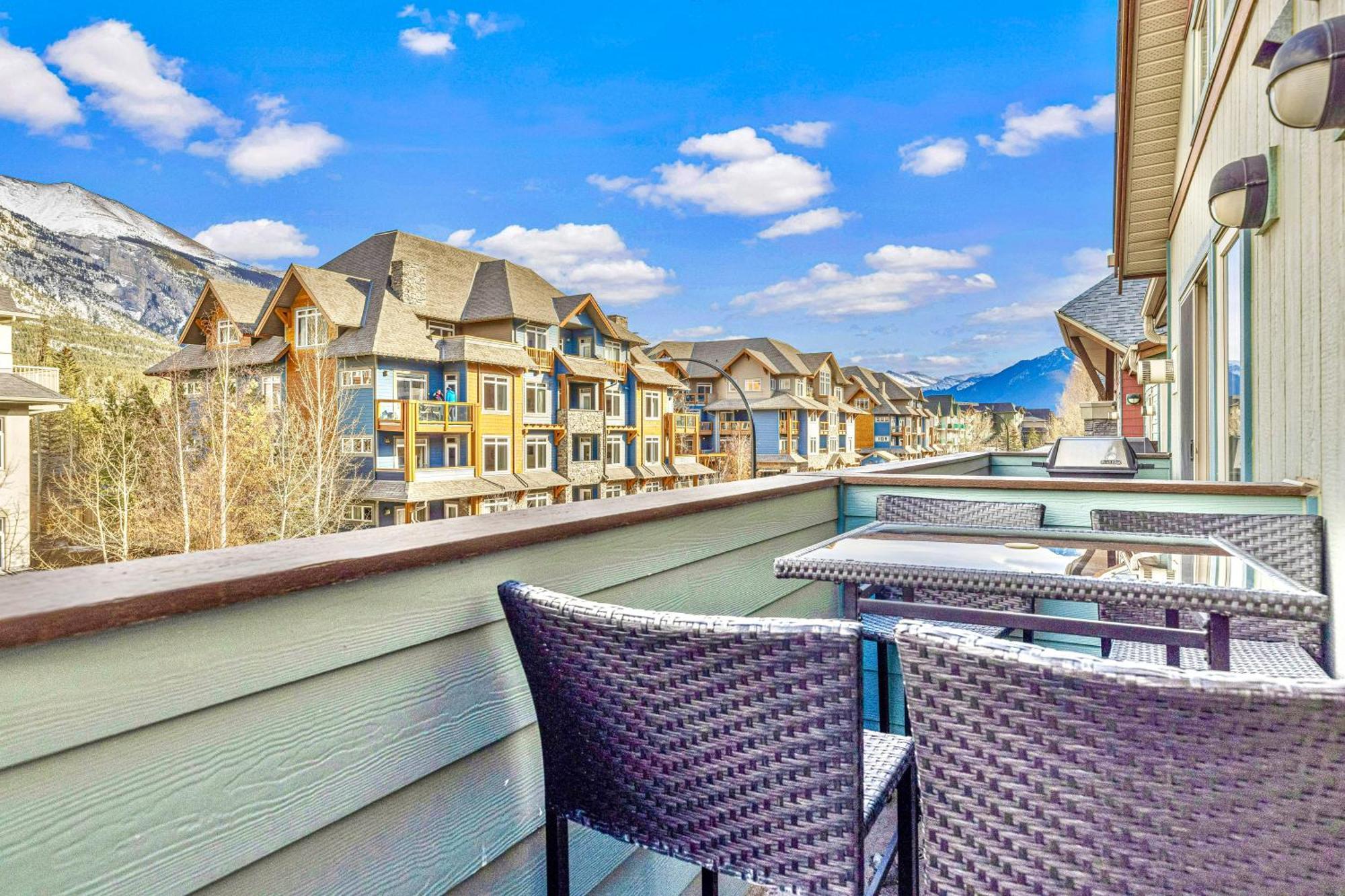 Canmore Mountain View Loft Apartment Heated Outdoor Pool Extérieur photo