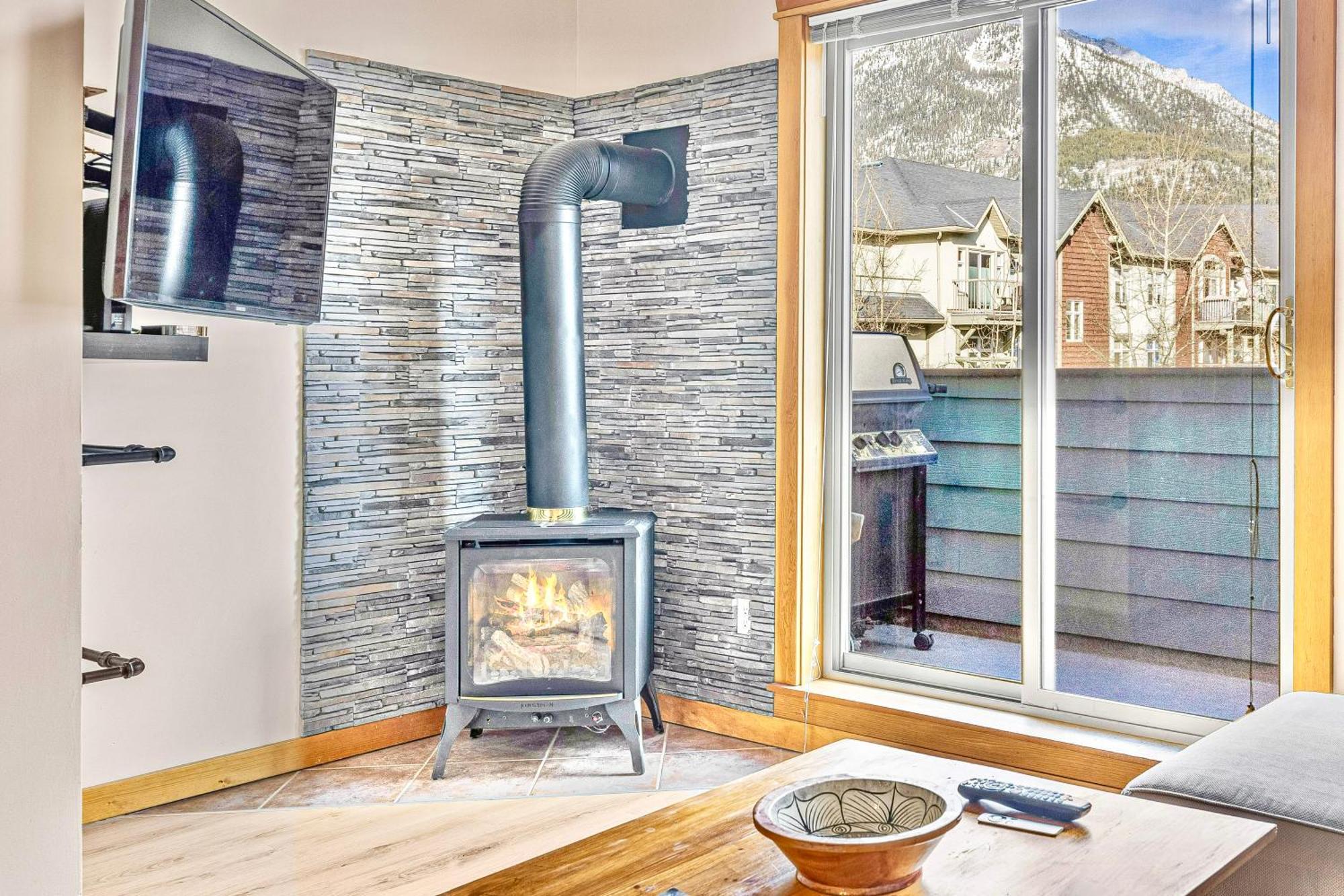 Canmore Mountain View Loft Apartment Heated Outdoor Pool Extérieur photo