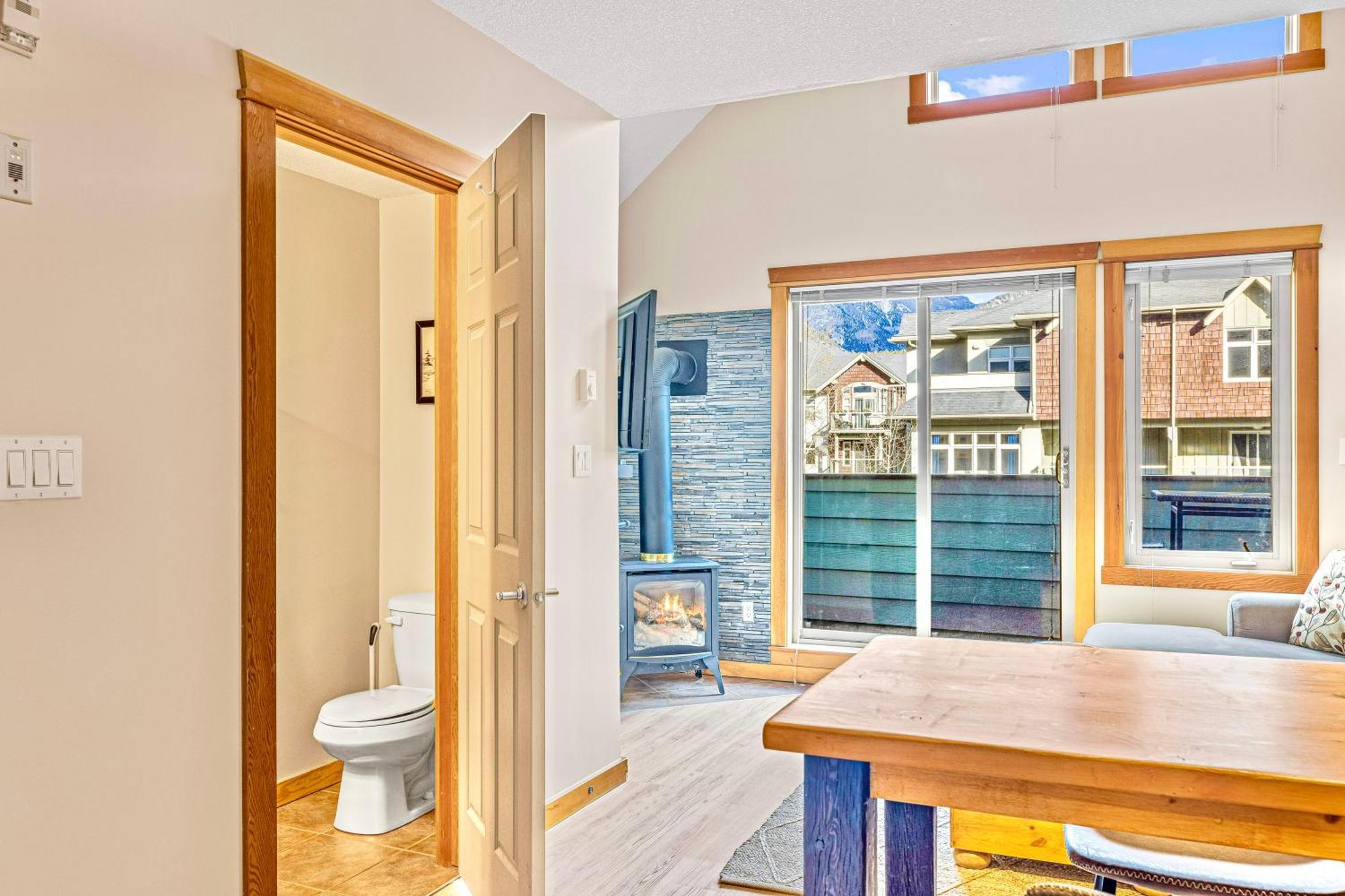 Canmore Mountain View Loft Apartment Heated Outdoor Pool Extérieur photo