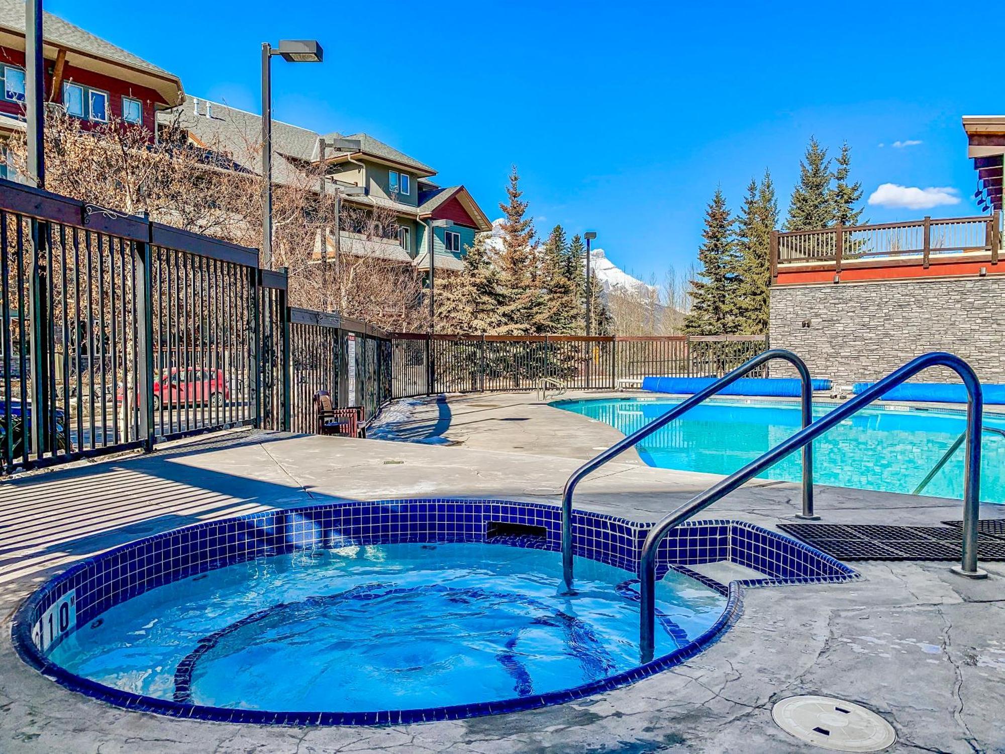 Canmore Mountain View Loft Apartment Heated Outdoor Pool Extérieur photo