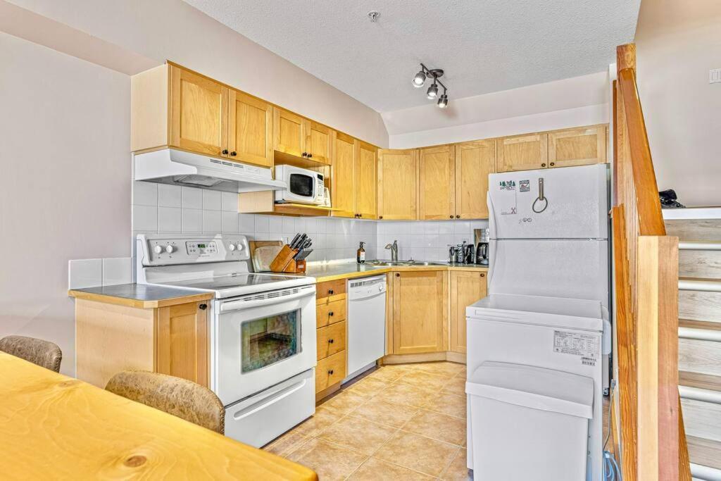 Canmore Mountain View Loft Apartment Heated Outdoor Pool Extérieur photo