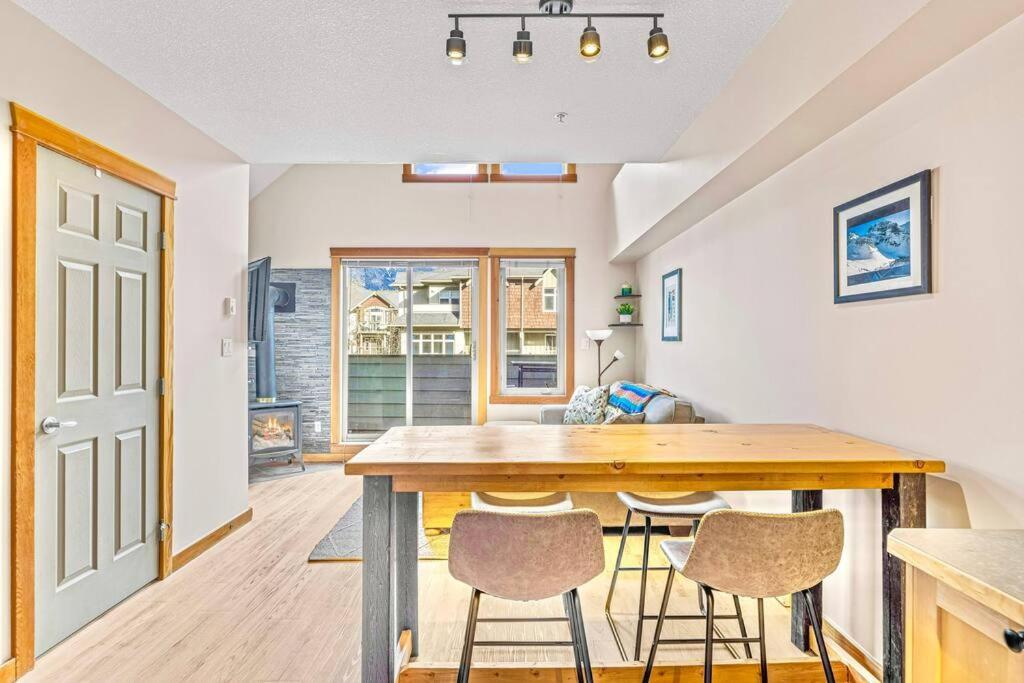 Canmore Mountain View Loft Apartment Heated Outdoor Pool Extérieur photo