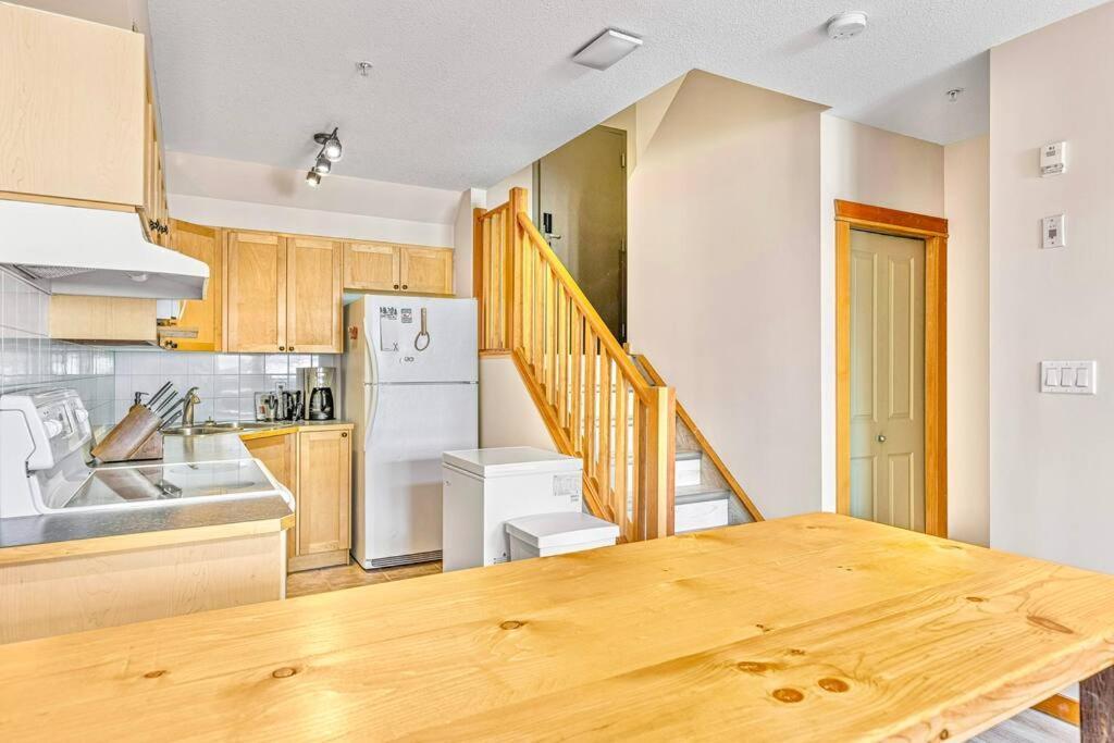 Canmore Mountain View Loft Apartment Heated Outdoor Pool Extérieur photo