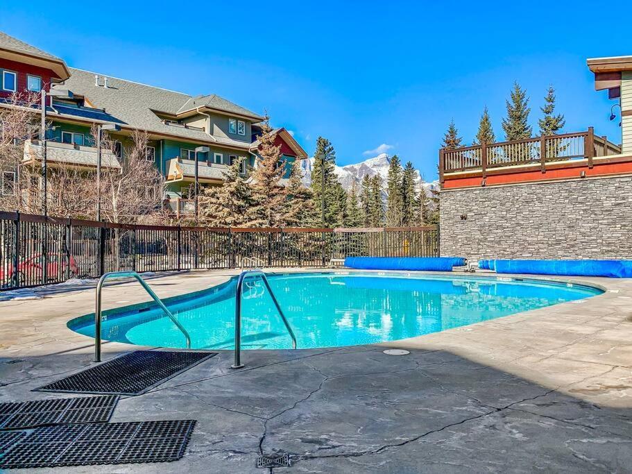 Canmore Mountain View Loft Apartment Heated Outdoor Pool Extérieur photo