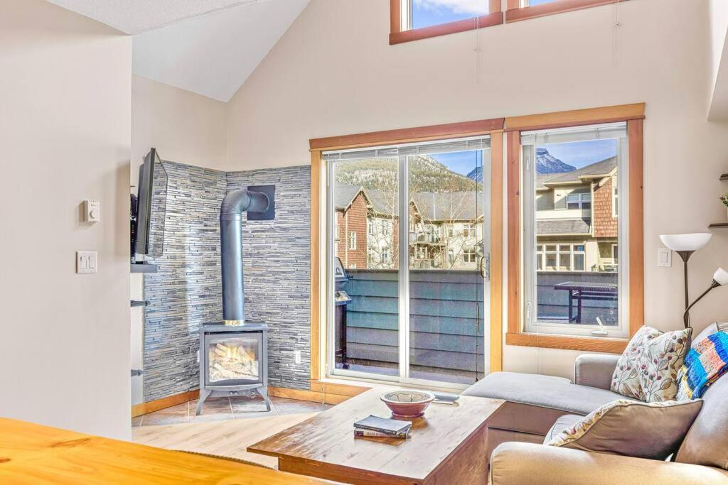 Canmore Mountain View Loft Apartment Heated Outdoor Pool Extérieur photo